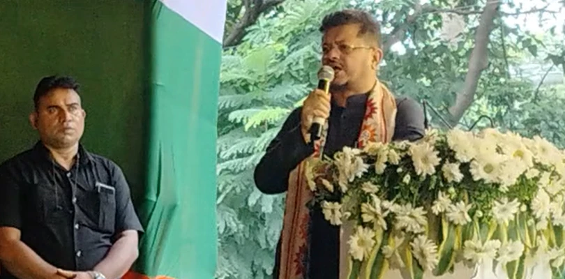 গান্ধী মূর্তির পাদদেশের একুশে জুলাইয়ের সমাবেশে বক্তব্য রাখছেন ঋতব্রত বন্দ্যোপাধ্যায়