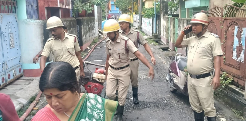 রায়গঞ্জ শহরে জমাজল সরাতে নামলো দমকল