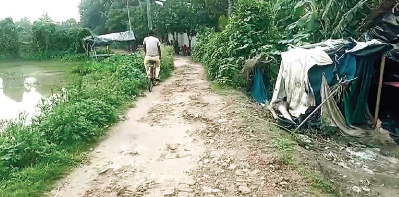 স্বাধীনতার পর থেকেই পাকা রাস্তার মুখ দেখেনি দোহারিয়া, বর্ষা এলেই কাদা ভরতি পথ