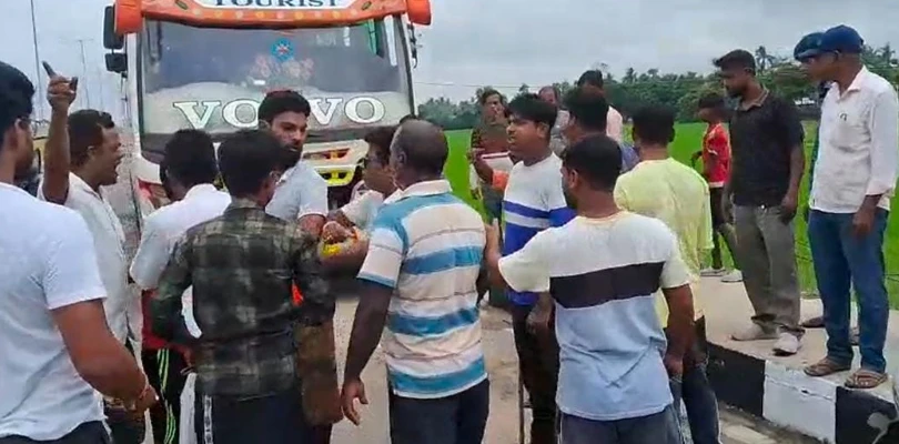 শক্তিগড়ে বাস থেকে নামিয়ে বাঁকুড়া থেকে কলকাতায় ২১ জুলাইয়ের সমাবেশে যোগ দিতে যাওয়া তৃণমূল কর্মীদের মারধরের অভিযোগ