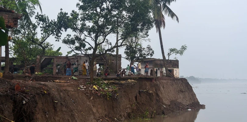 ভাঙন শুরু, গঙ্গানদী থেকে মাত্র ৭০ মিটার দূরে কেশরপুর, ঘুম উড়েছে বাসিন্দাদের