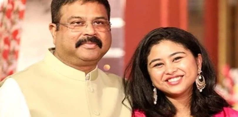 বিদেশে পড়াশোনা, কটাক্ষের মুখে ইনস্টাগ্রাম ত্যাগ ধর্মেন্দ্র-কন্যার