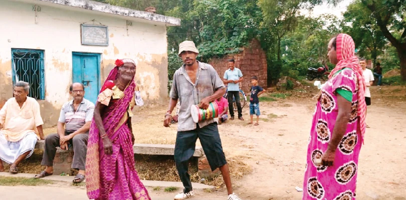 ভরতপুরে রথের দিন সঙ দেখতে মুখিয়ে থাকেন বাসিন্দারা