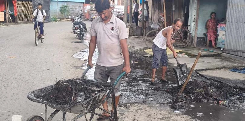 জল্পেশ মন্দির কমিটিকে জানিয়ে হয়নি কোন লাভ, নিকাশী নালা পরিষ্কারের কাজ শুরু করলেন জল্পেশ মন্দিরের গেট সংলগ্ন ব্যবসায়ীরা