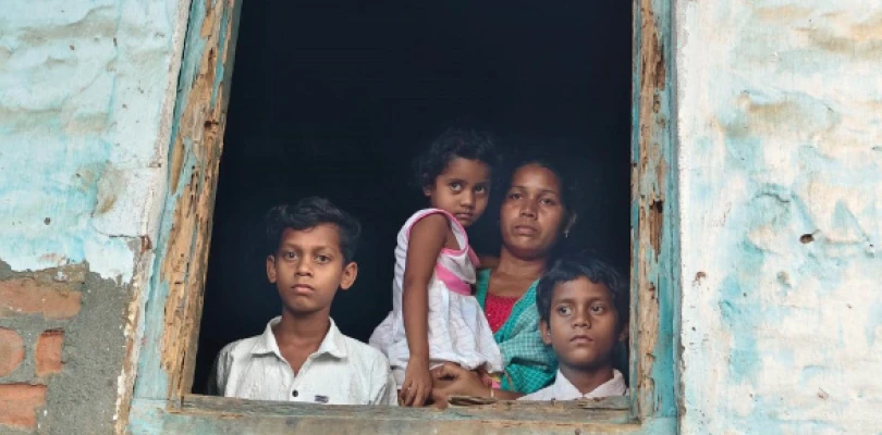শিবার পরিবারে ভাঙা ঘর সারানোর স্বপ্ন পূরণ হল না, ‘বাবা কখন ফোন করবে মা, মেলায় যাবে না?’ একরত্তি মেয়ের প্রশ্নে কেঁদেই চলেছেন দেবীকা