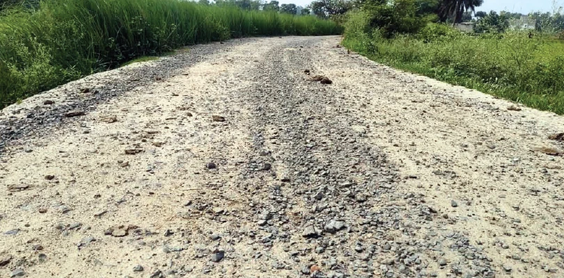 রাস্তা তৈরির ৩ মাসের মধ্যে উঠে যাচ্ছে পাথর, ক্ষুব্ধ লাভপুরবাসী