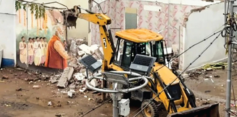 চোরবাগানে প্রধানমন্ত্রীর দুর্গা আরতির ছবি আঁকা দেওয়াল ভাঙা হল বুলডোজার দিয়ে