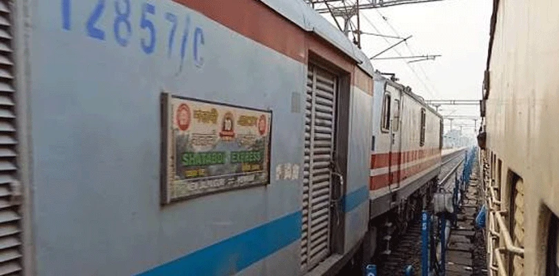 ডাউন নিউ জলপাইগুড়ি-হাওড়া শতাব্দী এক্সপ্রেসের টিকিট বুকিং শুরু রামপুরহাটে
