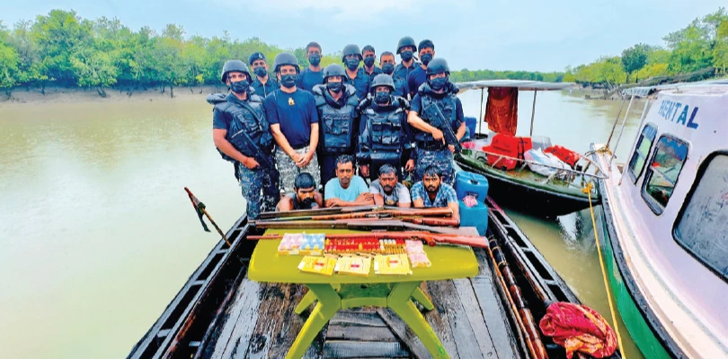 বন্দুক, গুলি সহ আন্তর্জাতিক সমুদ্রসীমায় ধৃত চার