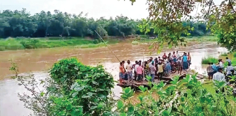 বৈধরা ব্যারাজে জল ছাড়ায় নলহাটিতে ভাসল কজওয়ে, নৌকাতেই পারাপার