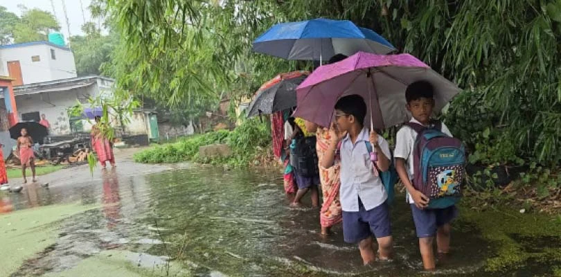 রাস্তা জলমগ্ন, সমস্যায় পড়ুয়ারা