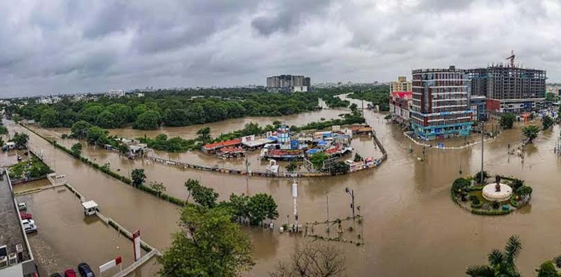 গুজরাত-সহ কিছু স্থানে আচমকাই বন্যা, নেপথ্যে ১০ হাজার কিমি বিস্তৃত মেঘপুঞ্জ