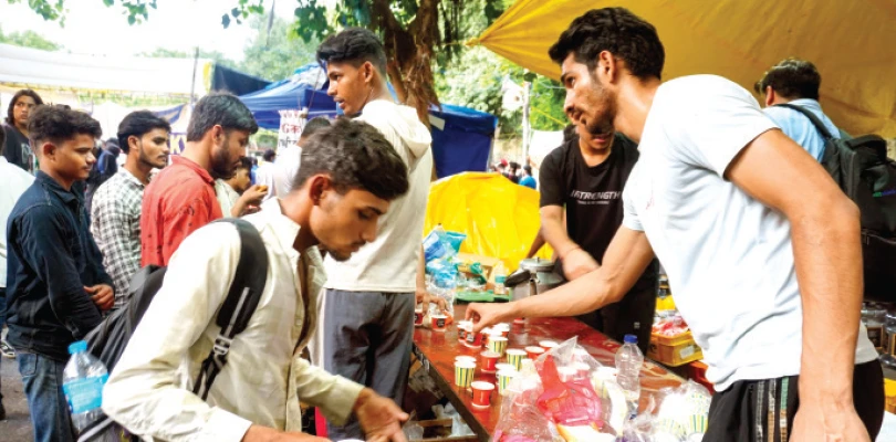 আন্দোলনকে ‘হিংসাত্মক’ তকমা দিতে চাইছে পুলিশ, অভিযোগ ককরোচদের, বন্ধ ইন্টারনেট, দোকান-রেস্তরাঁ, প্রতিবাদে সরব আইনজীবীরাও