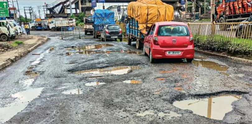 সলপ মোড়ের বেহাল সার্ভিস রোডে দুর্ঘটনার আশঙ্কা, সঙ্গে যানজট