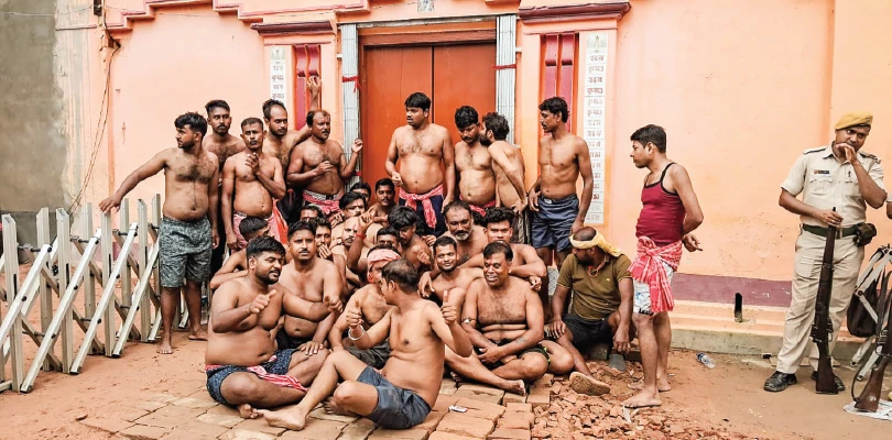 মুখ্যমন্ত্রী সহ তিন মন্ত্রী ও পুলিশি বহরের  সামনে ‘লুট’ হয়ে গেল জগন্নাথের ভোজ