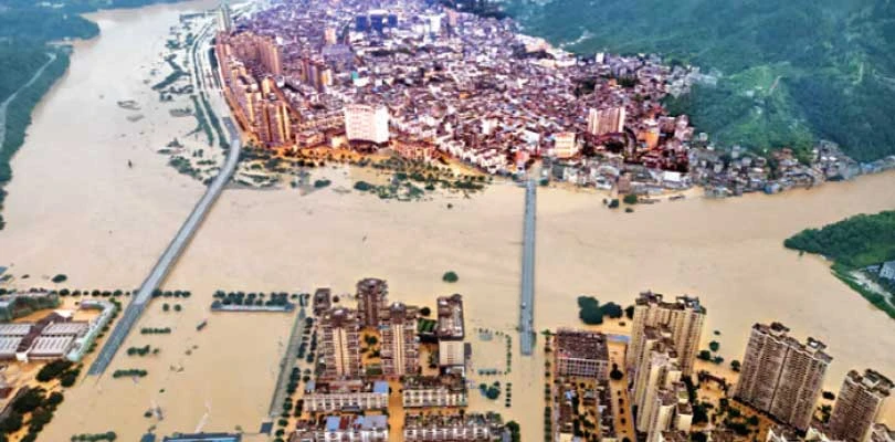ভ্রমণ বাতিল  করে বন্যা বিধ্বস্তদের পাশে