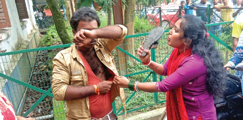 খারাপ ইঙ্গিত করায় কাটোয়া কোর্ট চত্বরে যুবককে জুতোপেটা বধূর