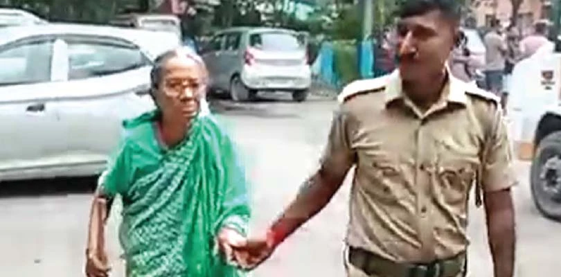 দুই ছেলে থাকলেও দেখে না, বৃদ্ধার সহায় পুলিশকর্মী ও বিজেপি নেতা