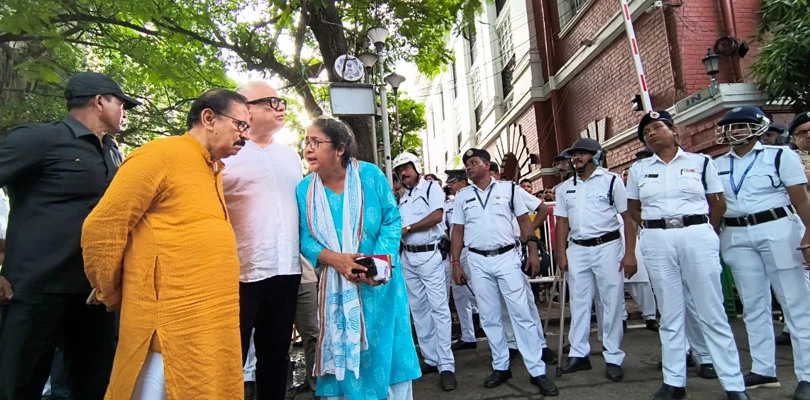 লালবাজারের সামনে কড়া নিরাপত্তা, ইতিমধ্যে সেখানে পৌঁছে গিয়েছেন কালীঘাট তৃণমূলের দোলা সেন, বিমান বন্দ্যোপাধ্যায়রা