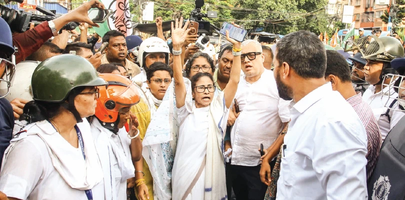 মিছিলের অনুমতি পেল না কালীঘাট তৃণমূল, প্রতিবাদে রাস্তায় নেত্রী মমতা, আটক কুণাল ও বৈশ্বানর, বচসা, উত্তেজনা
