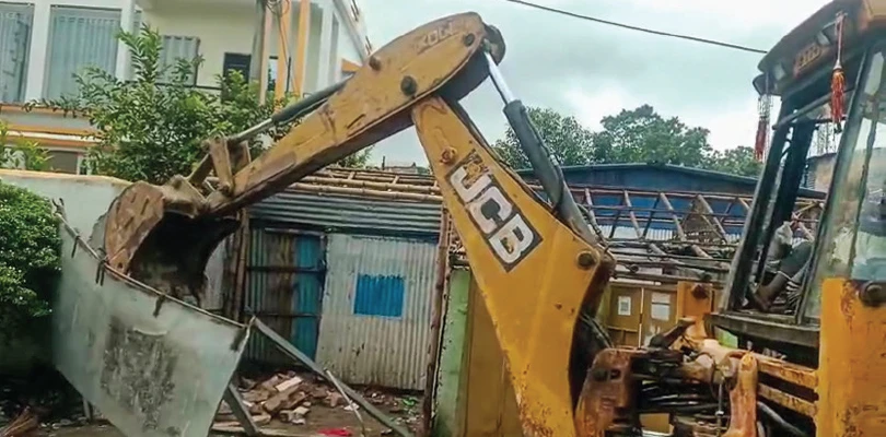হাড়োয়া স্টেশনে রেলের জমি থেকে দখলদারদের উচ্ছেদ