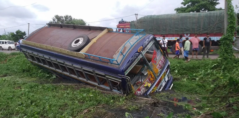 টোটোতে ধাক্কা মেরে নয়ানজুলিতে উল্টে গেল বাস, মহিলার মৃত্যু