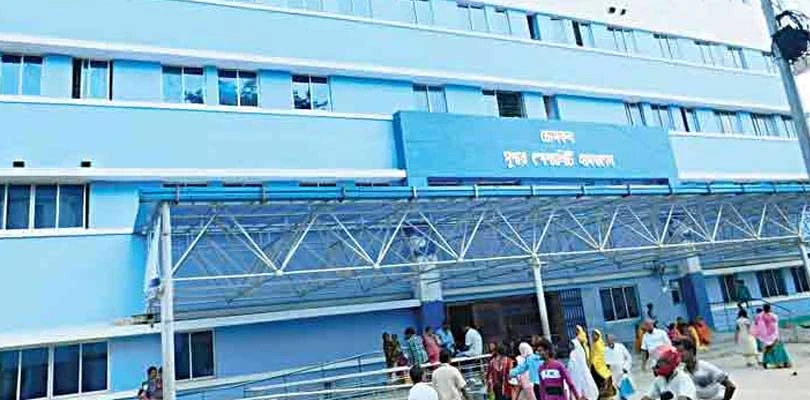 উন্মুক্ত আকাশের নীচেই রাত কাটাতে হয় রোগীর পরিজনদের, ডোমকল সুপার স্পেশালিটিতে দীর্ঘদিন বন্ধ থাকায় বেহাল প্রতীক্ষালয়