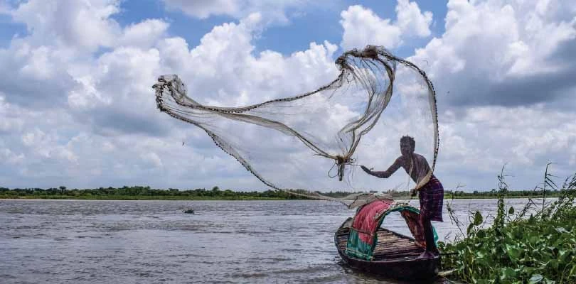 সমুদ্রে মৎস্যশিকারে বিপদ এড়াতে ট্রলারে ট্রান্সপন্ডার চালুর পরামর্শ দিলেন মন্ত্রী