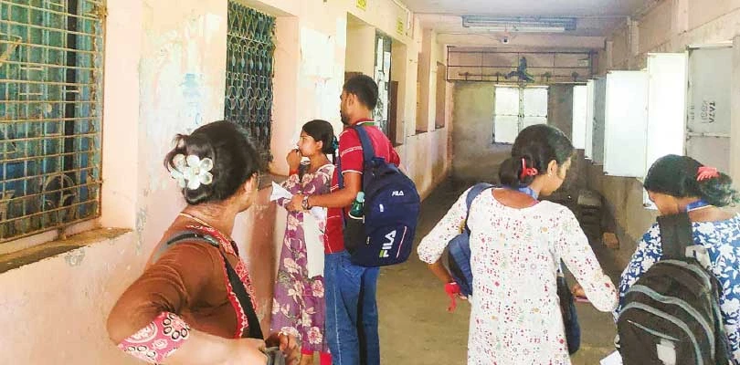 সরকারি নিয়োগের আশায় স্নাতকোত্তরের  শংসাপত্র তোলার হিড়িক শান্তিপুর কলেজে