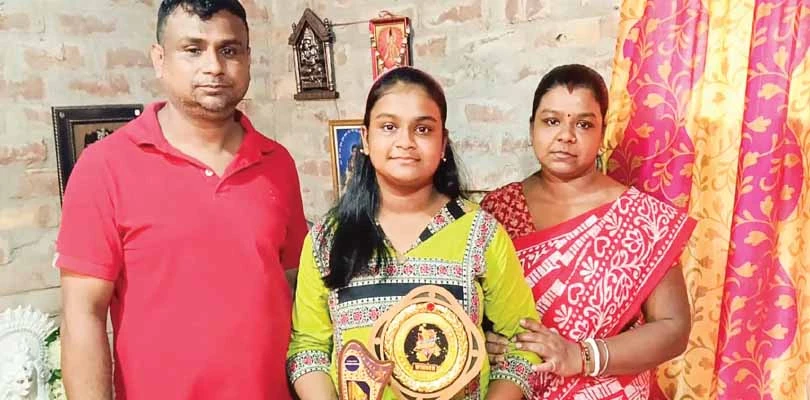 টিনের চালের বাড়ি  থেকে আকাশ ছুঁতে চায় মছলন্দপুরের ঋধিমা, রিয়েলিটি শো চ্যাম্পিয়ন মেয়ে