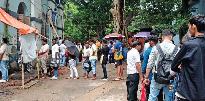অসম্পূর্ণ আরটিও অফিস, খোলা আকাশের নীচেই সারতে হচ্ছে সরকারি কাজ