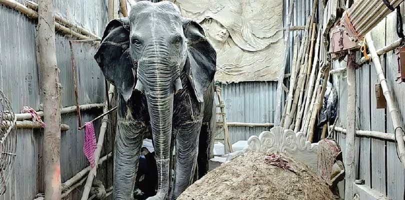 বিশাল ফাইবারের হাতি যাচ্ছে কুমোরটুলি থেকে হাজারিবাগ
