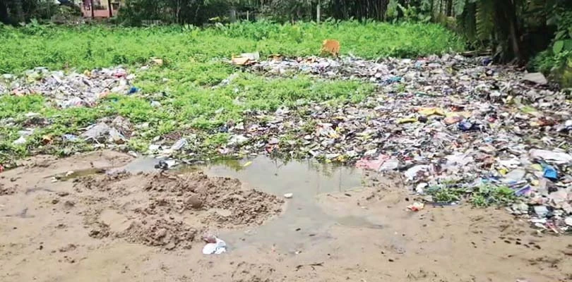 গভীর রাতে অপারেশন, বালি ফেলা হচ্ছে হাতে টানা রিকশয়