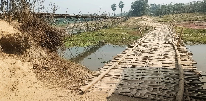 ইসলামপুর: দু’টি পঞ্চায়েতের মধ্যে চলাচলে এখনও ভরসা বাঁশের সাঁকো