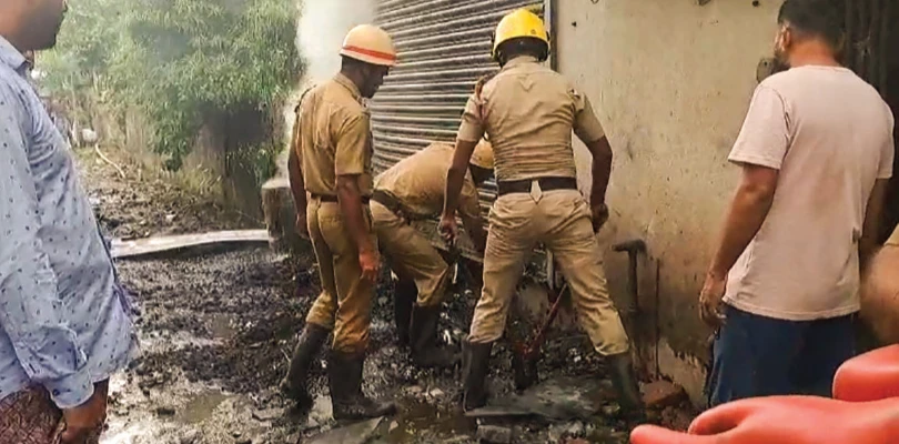 দত্তপুকুরের নীলগঞ্জ পুলিশ ফাঁড়ির গোডাউনে রাখা বাজিতে বিস্ফোরণ