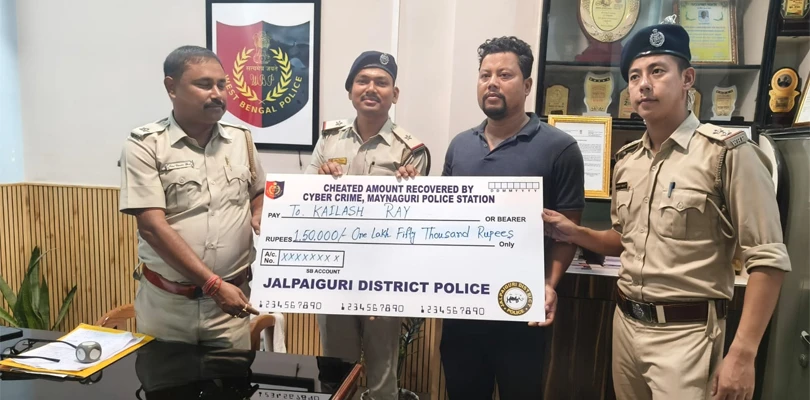 সাইবার প্রতারণার শিকার তিনজনকে থানায় ডেকে টাকা ফেরাল পুলিশ