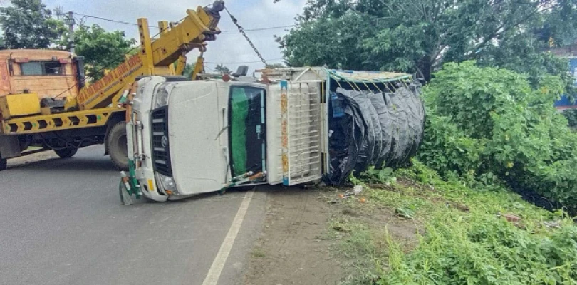 উপরে টমেটো, নীচে কয়লা, গুসকরায় গাড়ি উলটে যেতেই পাচারের পর্দাফাঁস