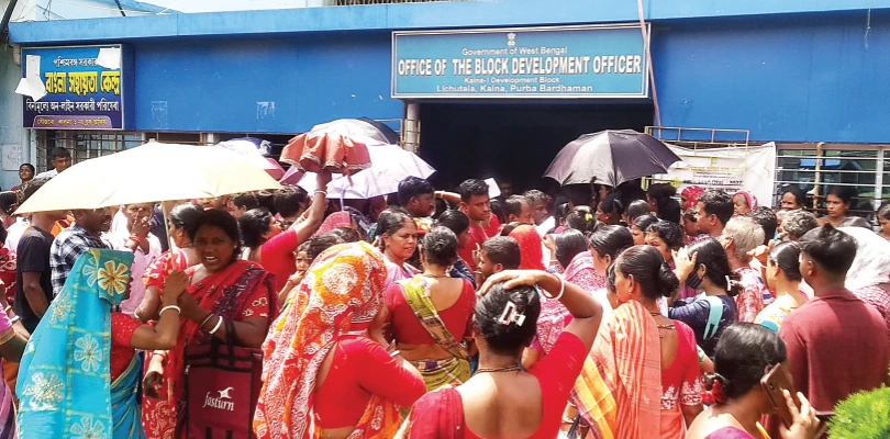 অন্নপূর্ণার টাকা না পেয়ে কালনার বিডিও অফিসে বিক্ষোভ মহিলাদের