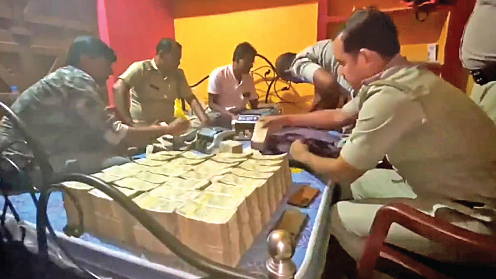 কেষ্ট ঘনিষ্ঠ ব্যবসায়ীর বাড়িতে টাকার খাদান, ৫০ কোটির বেশি নগদ-সোনা উদ্ধার