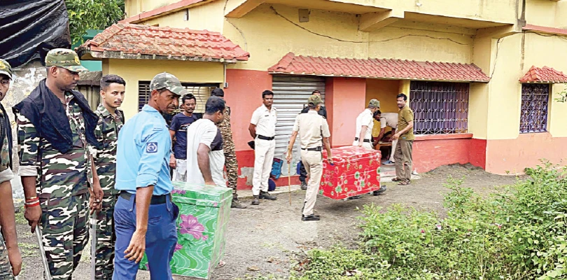 আত্মীয়ের রংচটা বাড়িই টুলুর ‘সেফ হাউস’, দেখতে ভিড়