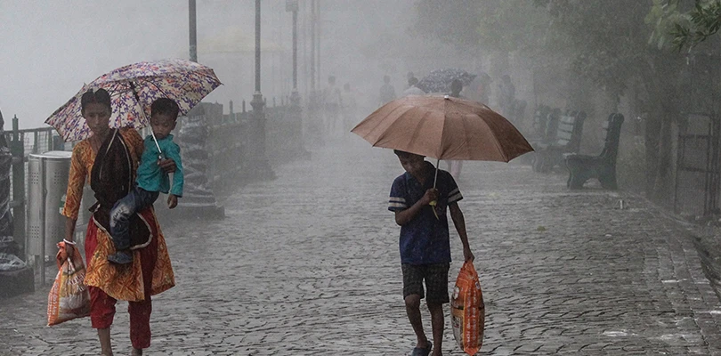 আগামী কয়েক ঘণ্টার মধ্যে কলকাতা, উত্তর ২৪ পরগনা, দক্ষিণ ২৪ পরগনায় ঝড়-বৃষ্টির সম্ভাবনা