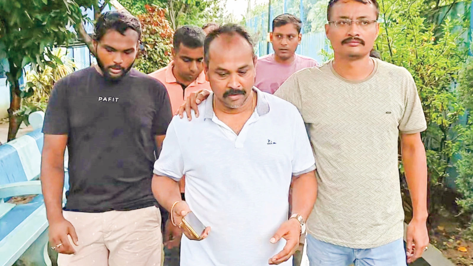 বারুইপুর পুরসভার পার্ক থেকে দেশি-বিদেশি  পাখি পাচার, আটক সুপারভাইজার
