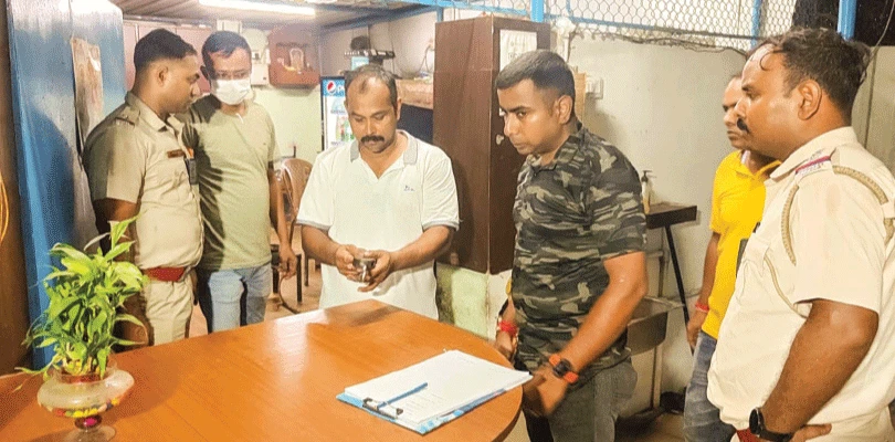 বারুইপুরে পুরসভার উদ্যান থেকে পাখি পাচার, চেয়ারম্যান ও ভাইস চেয়ারম্যানই  ফাঁসিয়েছে, দাবি ধৃত অভিযুক্তের