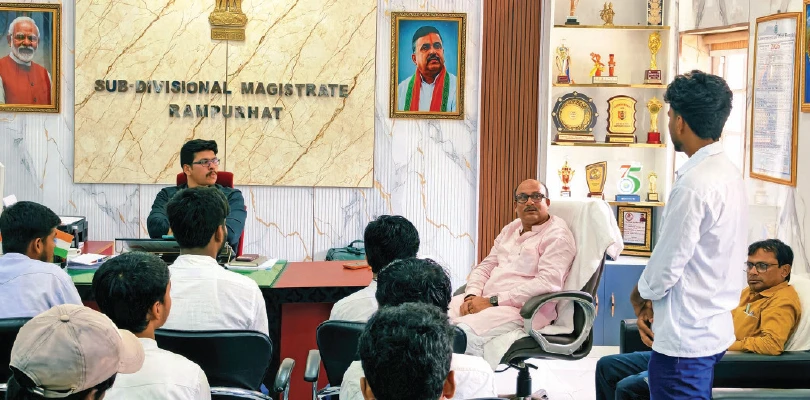 রামপুরহাটে ‘ফ্রাইডে উইথ’ কর্মসূচিতে পড়ুয়াদের মুখোমুখি এসডিও, বিধায়ক