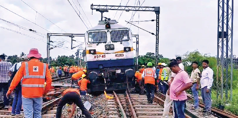 হাওড়া শাখায় জোড়া বিপত্তি, দিনভর বর্ধমান পর্যন্ত বিপর্যস্ত ট্রেন চলাচল