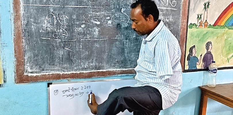 পা দিয়ে ব্ল্যাক বোর্ডে লিখে ক্লাস নেন প্রাথমিক শিক্ষক জগন্নাথ