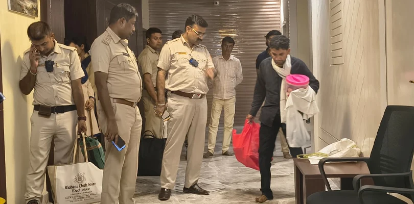 সকাল এগারোটা থেকে রাত ১টা পর্যন্ত টুলু মণ্ডলের বাড়িতে অভিযান পুলিশের, উদ্ধার গুরুত্বপূর্ণ নথি সহ লক্ষাধিক টাকা ও সোনা