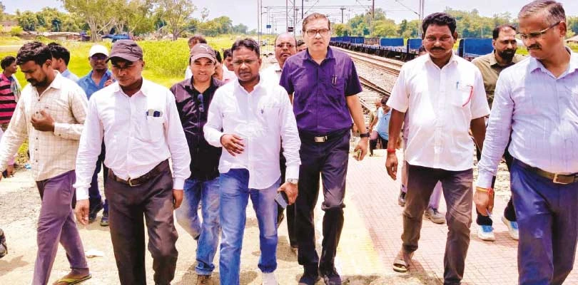 ওভারব্রিজের ছাড়পত্র মিলেছে, পরিদর্শনে ডিআরএম, বিধায়ক