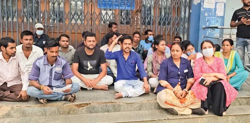 রামপুরহাট মেডিকেলে ৫০ ঠিকাকর্মীকে বদলি, ছাঁটাইয়ের চক্রান্ত অভিযোগে ধরনা
