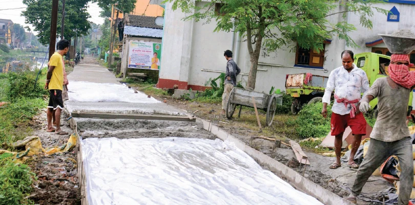 ৫০ বছর কাঁচা রাস্তাই ভরসা, ভূতবাগান খালপাড়ে অবশেষে ঢালাইয়ের কাজ শুরু